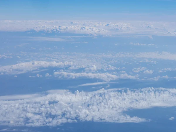 Vista Aerea Del Paesaggio Nuvoloso Visto Attraverso Finestra Dell Aeroplano — Foto Stock