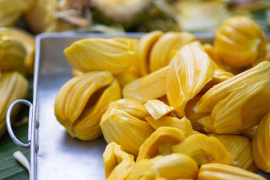 Meyve yığını tepside hazır, yemeye hazır bir şekilde yan manzara fotoğrafı. Sağlık için meyve.