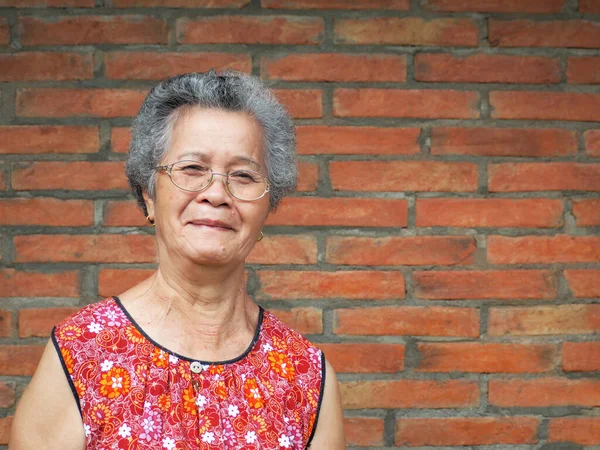 Mujer Mayor Sonriendo Mirando Cámara Mientras Está Pie Jardín Con — Foto de Stock