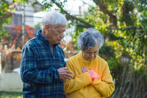 Uma Mulher Asiática Idosa Tem Dor Peito Seu Marido Ajuda — Fotografia de Stock