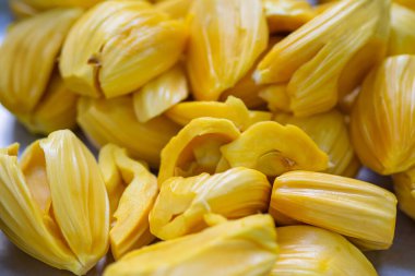 Bir tepside olgunlaşmış, yenmeye hazır bir meyve yığınının yakın çekimi. Sağlık için meyve.