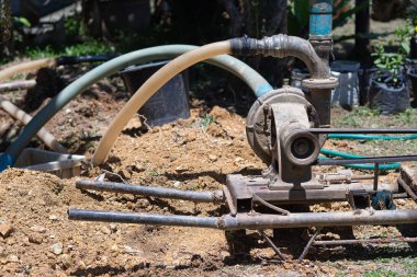 Yeraltı suyu drenaj sistemi için pompalama makinesine yakın çekim yeraltından su pompalar. Kuraklığı çöz..