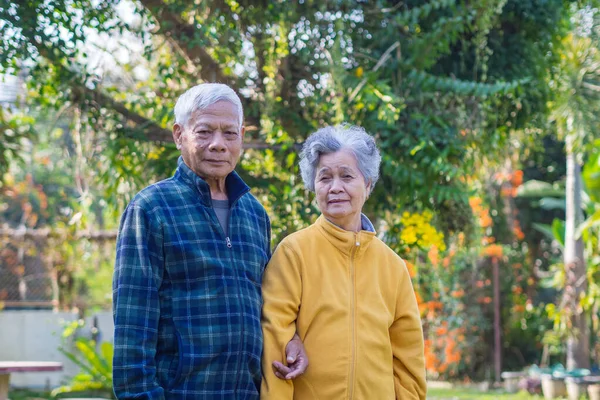 一对老夫妇站在花园里看着摄像机 老年人和保健的概念 — 图库照片