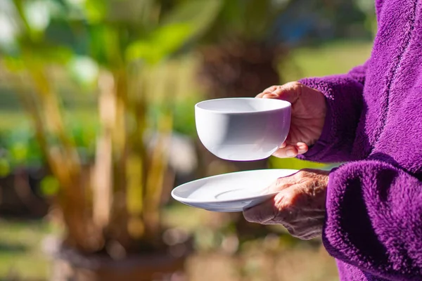 Крупным Планом Руки Пожилая Женщина Держит Чашку Белого Кофе Стоя — стоковое фото