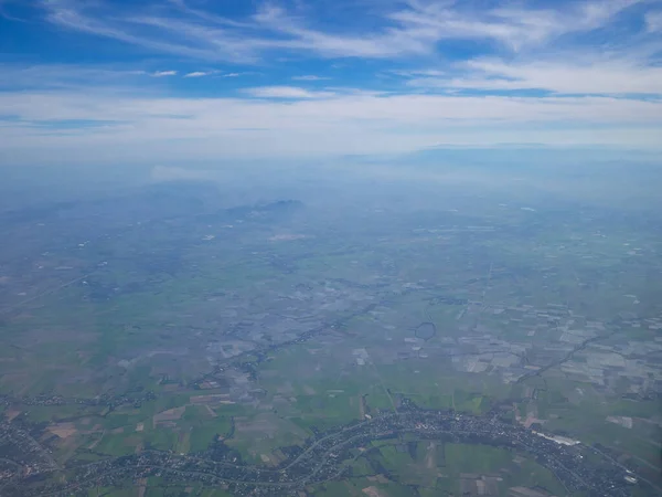 Flygfoto Över Land Himmel Och Moln Sett Genom Flygplansfönstret — Stockfoto