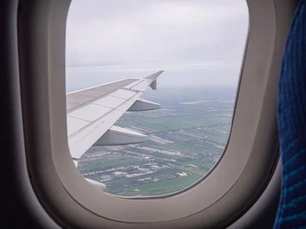 Вид Повітря Землі Хмари Які Видно Крізь Вікно Літака — стокове фото