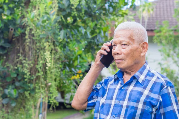 Retrato Anciano Asiático Usando Teléfono Inteligente Mientras Está Pie Jardín — Foto de Stock