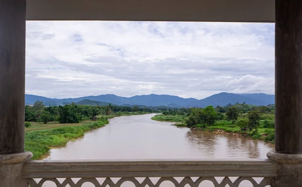 Paisaje Hermoso Del Río Rim Kok Con Montañas Fondo Cielo —  Fotos de Stock