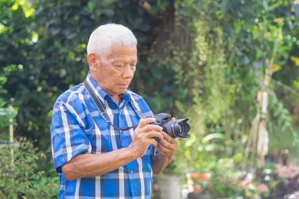 Hombre Mayor Tomando Fotos Por Cámara Digital Jardín Viejo Lleva — Foto de Stock