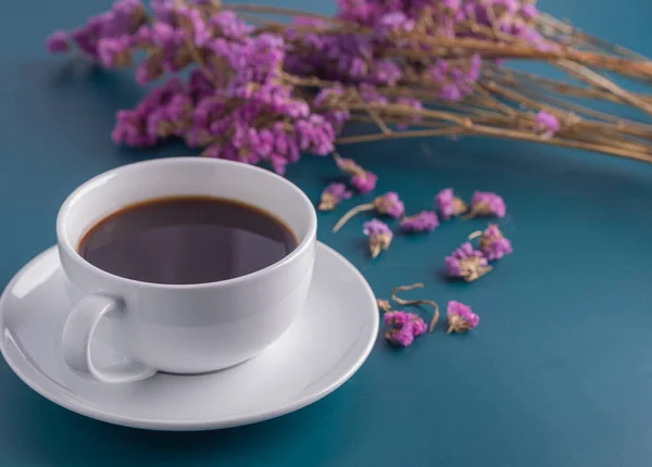 Gros Plan Une Tasse Café Blanche Avec Fond Flou Fleurs — Photo