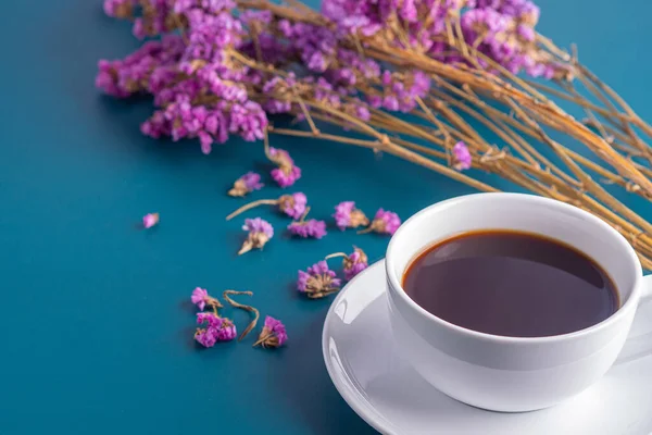 Gros Plan Une Tasse Café Blanche Avec Fond Flou Fleurs — Photo