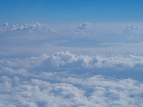 Хмари Блакитного Неба Видимі Літака Красиві Фоном Блакитного Неба Природа — стокове фото