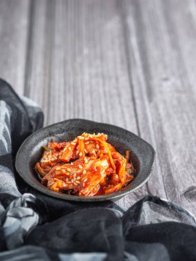 Geleneksel Kore yemeklerinin (Kimchi) en iyi görünümü, rattan el yapımı pacemat üzerinde bir kasede. Mesaj için yer var. Kore yemekleri kavramı..