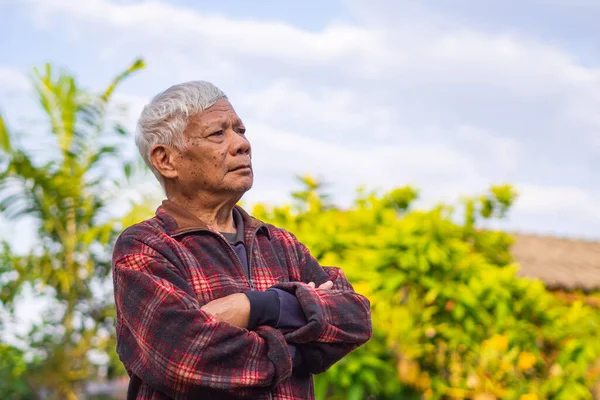 Retrato Anciano Asiático Con Los Brazos Cruzados Sonriendo Mirando Hacia — Foto de Stock