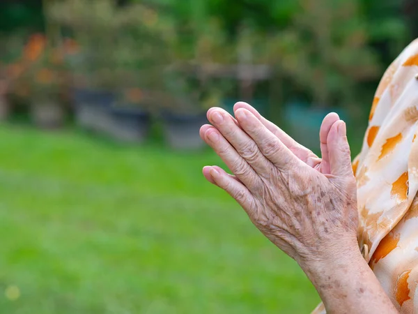 Крупным Планом Руки Пожилой Женщины Соединились Молитвы Стоя Саду Сосредоточься — стоковое фото