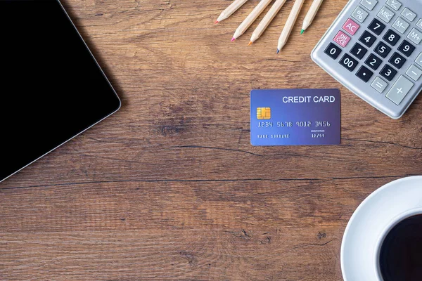 Horní Pohled Modrou Kreditní Kartu Tužku Kalkulačku Šálek Kávy Tablet — Stock fotografie