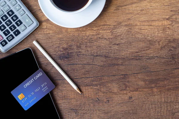 Horní Pohled Modrou Kreditní Kartu Tužku Kalkulačku Šálek Kávy Tablet — Stock fotografie