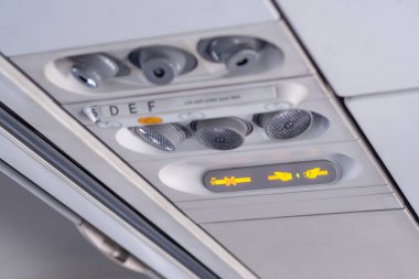 Sembol sigara içmek ve her uçuş gezisinde güvenlik için yanacak olan uçağın başındaki koltuklarda gösterilen emniyet kemerini takmak yok. Güvenlik için uçakla seyahat ederken operasyon. Güvenlik kavramı.