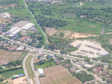 Pencereden bakıldığında uçak yeşil arazi, ağaç, dağlar, su ve yol görüyor. Özgürlüğü doğal manzarayla hissetmek ve her zaman yeni bir ilham kaynağı ve rahatlama yolculuğu hissetmek..