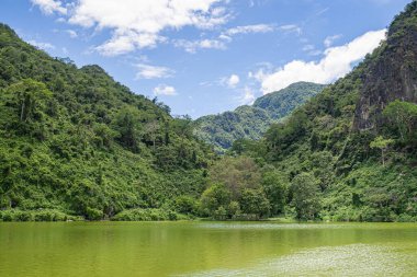 Göl ve dağların manzarası mavi gökyüzü ve beyaz bulutlar Kuzey Tayland 'da.