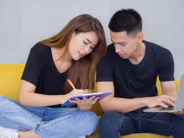 Genç bir çift ofiste çalışan yeni bir e-ticaret girişimcisidir. Takım olarak çalışmanın getirdiği iş başarısı..