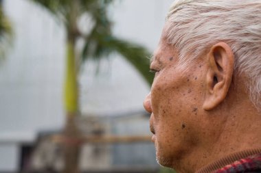 Gülümseyen yaşlı adamın yakın çekimi. Mesaj için yer var. Yaşlılar ve sağlık hizmetleri kavramı.