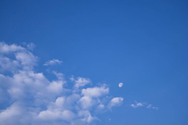 Gökyüzündeki bulutların alçak açılı görüntüsü. Metin için boşluk