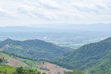 Bulutlara karşı dağların manzarası. Doğa fotoğrafçılığı. Metin için boşluk.