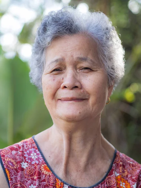 Senior Woman Short Gray Hair Smiling Looking Camera While Standing — Stock Photo, Image