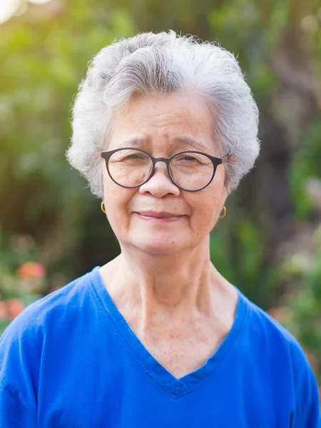 Retrato Una Anciana Asiática Pelo Gris Corto Con Gafas Sonriendo —  Fotos de Stock