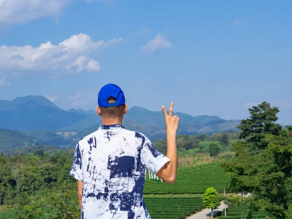 Vista Trasera Joven Mostrando Señal Victoria Mientras Está Sentado Una — Foto de Stock