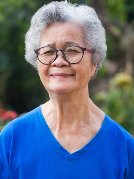 Retrato Una Mujer Mayor Con Pelo Gris Corto Con Gafas — Foto de Stock