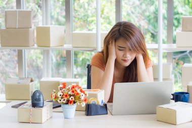 Ofiste çalışırken başı ağrıyan genç bir iş kadını. İş sorunları yüzünden yorgun ve stresli hissediyor. İş ve sağlık sektörü kavramı.