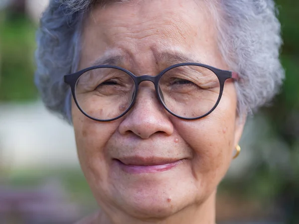 Detailní Záběr Starší Ženy Krátkými Šedými Vlasy Brýlemi Usmívající Dívající — Stock fotografie