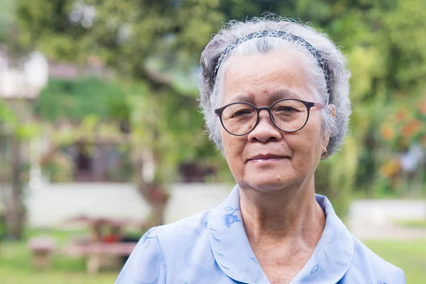 Mujer Mayor Con Pelo Gris Corto Sonriendo Mirando Cámara Mientras — Foto de Stock