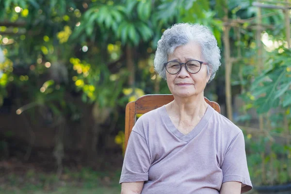 Una Anciana Con Pelo Gris Corto Sonriendo Mirando Cámara Mientras — Foto de Stock