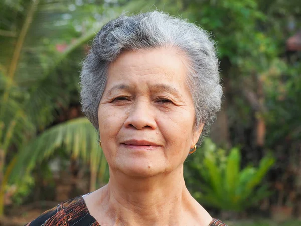 Retrato Una Anciana Con Pelo Gris Corto Sonriendo Mirando Cámara —  Fotos de Stock