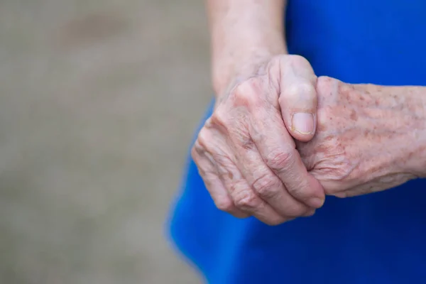 Close Elderly Woman Hands Joined Together Focus Hands Wrinkled Skin — Stock Photo, Image