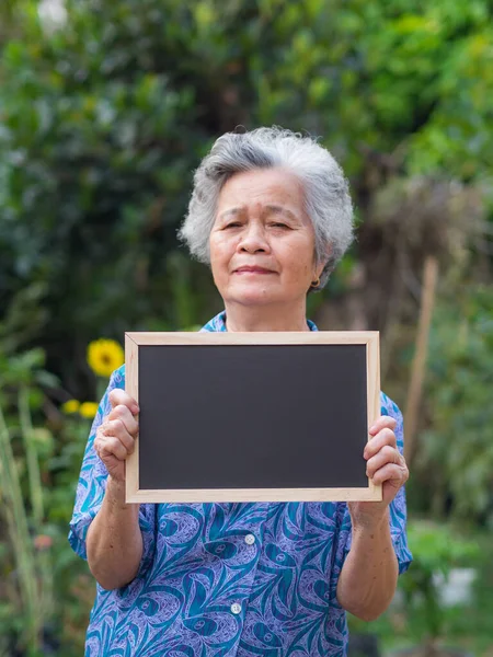 Portrait Elderly Woman Standing Holding Blackboard Smiling Garden Concept Old — Stock Photo, Image