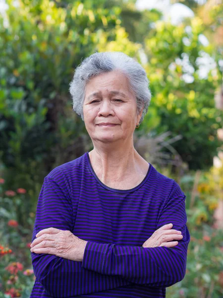 Mujer Anciana Con Pelo Blanco Corto Pie Sonriendo Brazo Cruzado — Foto de Stock