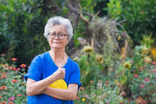 Retrato Una Anciana Pelo Blanco Corto Con Gafas Sonriendo Con — Foto de Stock