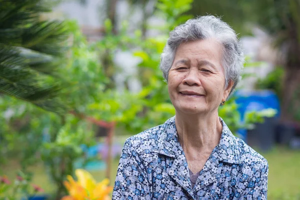 Retrato Una Anciana Sonriendo Mirando Cámara Mientras Está Pie Jardín — Foto de Stock