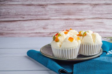 Tayland usulü kek ya da ahşap arka planda, tabakta kuru meyve ile kaplı Tayland usulü pirinç unlu kek. Thai dilinde Khanom pui fai