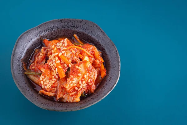 Platos Tradicionales Coreanos Kimchi Tazón Sobre Fondo Azul Espacio Para — Foto de Stock