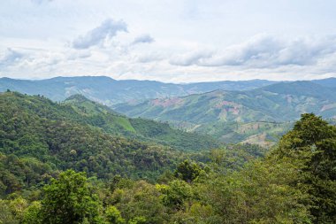 Bulutlara karşı dağların manzarası. Doğa fotoğrafçılığı. Metin için boşluk
