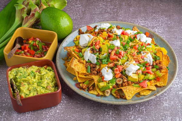 Nahaufnahme Beladener Schweinehack Nachos Mit Guacamole Und Salsa Dips Raum — Stockfoto