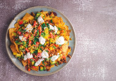 Kıymalı domuz cipsinin en üst görüntüsü. Mesaj için yer var. Meksika yemeği kavramı