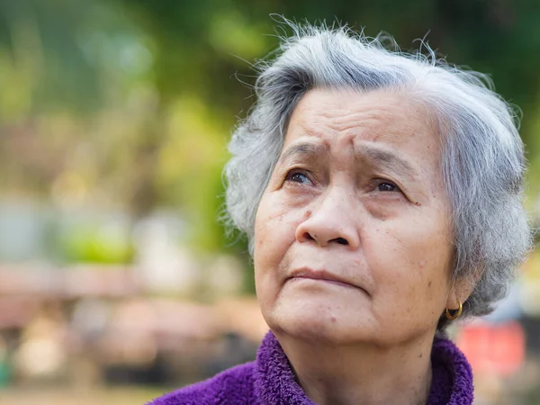 Retrato Una Anciana Asiática Mirando Hacia Arriba Mientras Estaba Pie — Foto de Stock
