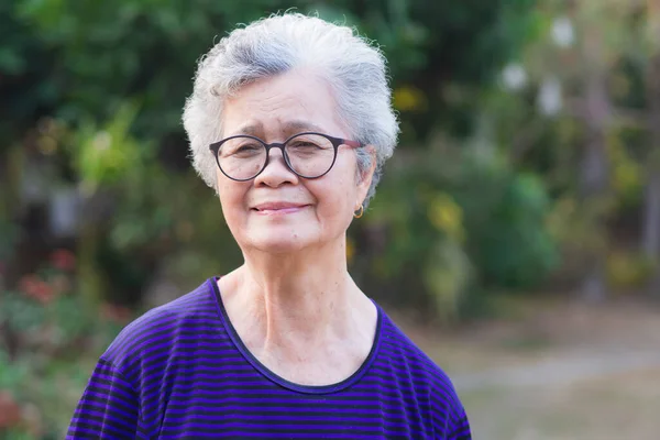 Portrét Postarší Asijské Ženy Brýlemi Usmívající Hledící Kamery Zatímco Stojí — Stock fotografie