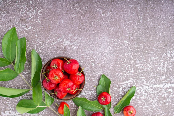 石の背景に葉を持つ陶器のボウルに熟した赤いチェリーのトップビュー テキスト用のスペース 甘い有機ベリー 健康的な果物の概念 — ストック写真
